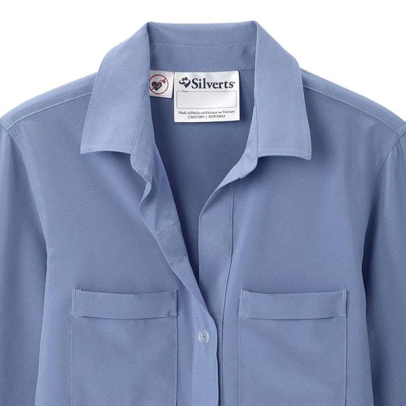 Blouse bleu ciel à boutonnière aimantée