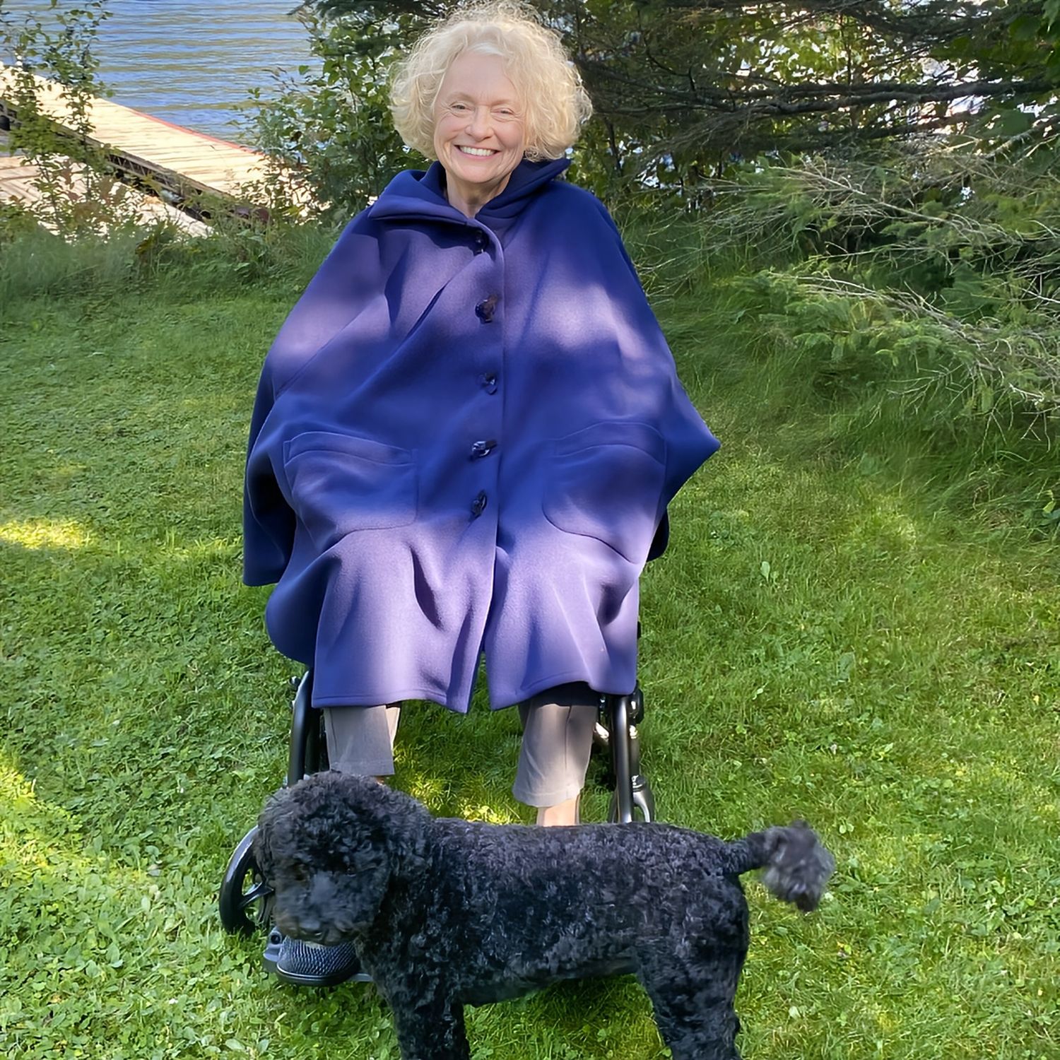 Cape adaptée pour fauteuil roulant en polaire bleue