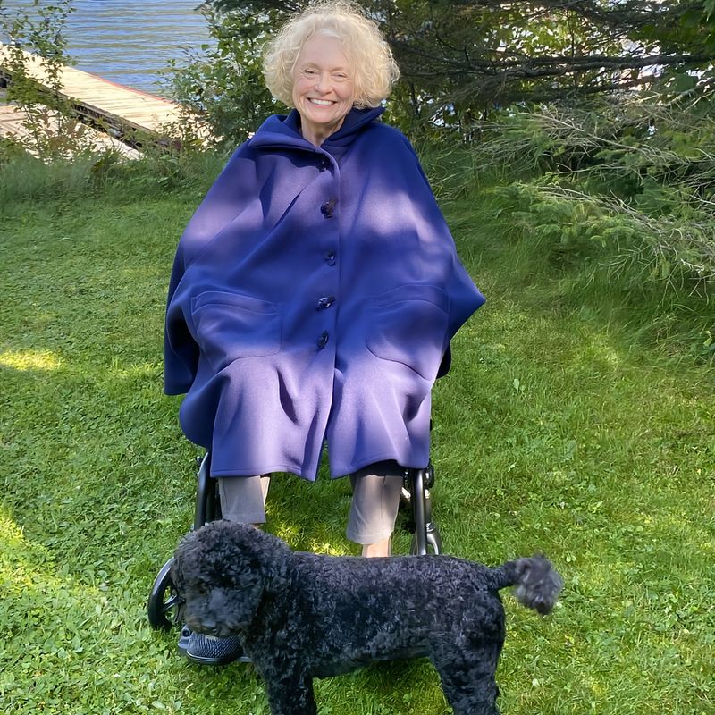 Cape adaptée pour fauteuil roulant en polaire bleue