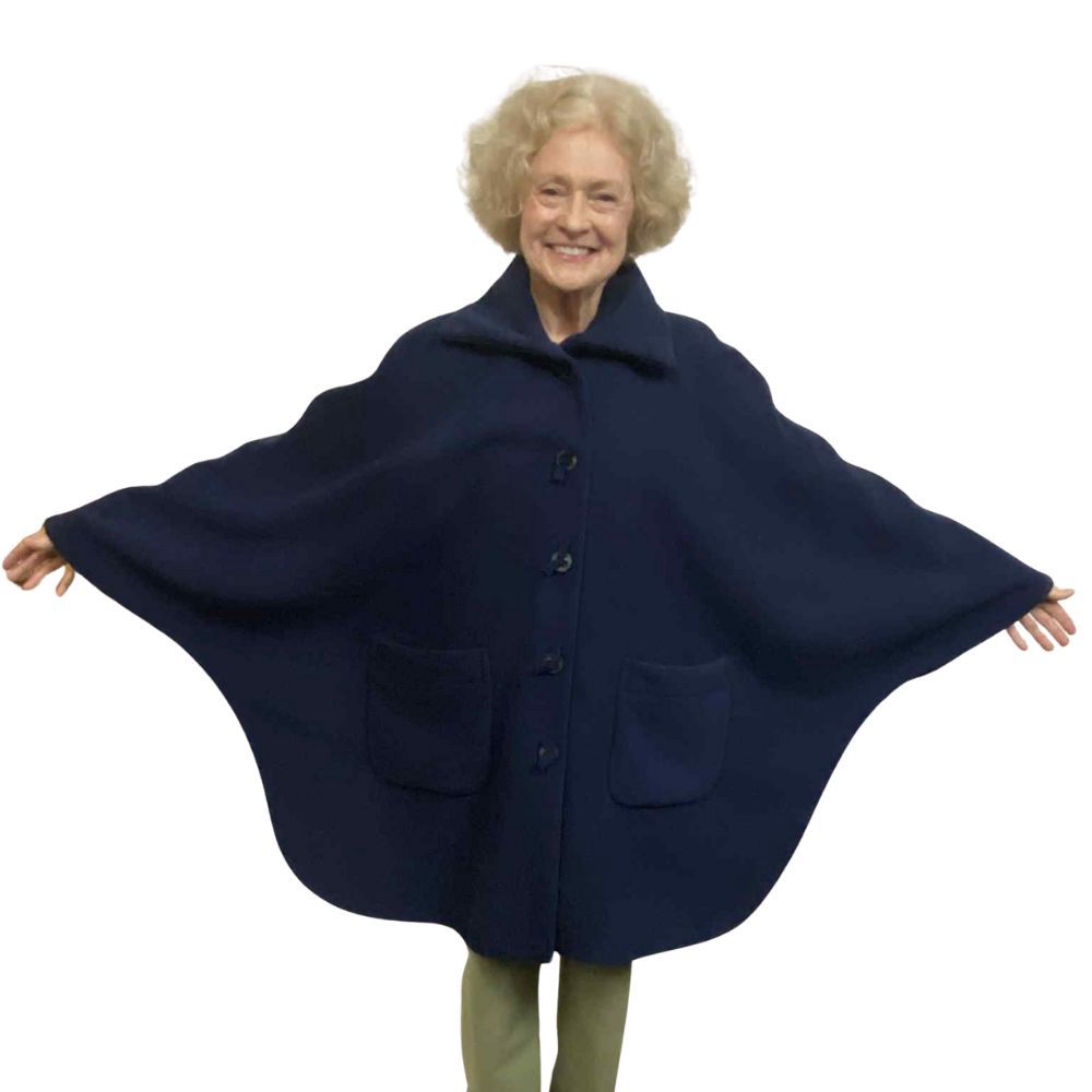 Cape adaptée pour fauteuil roulant en polaire bleue