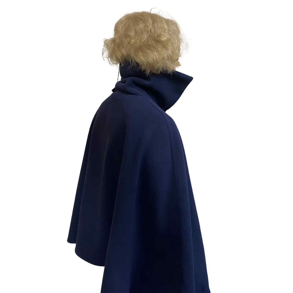 Cape adaptée pour fauteuil roulant en polaire bleue
