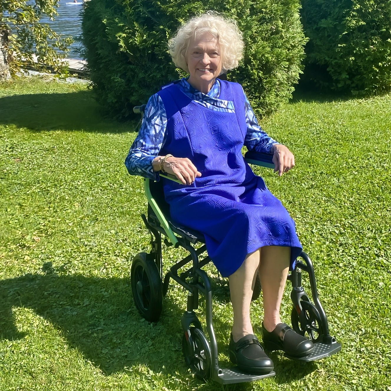 Robe adaptée découpe princesse bleu royal