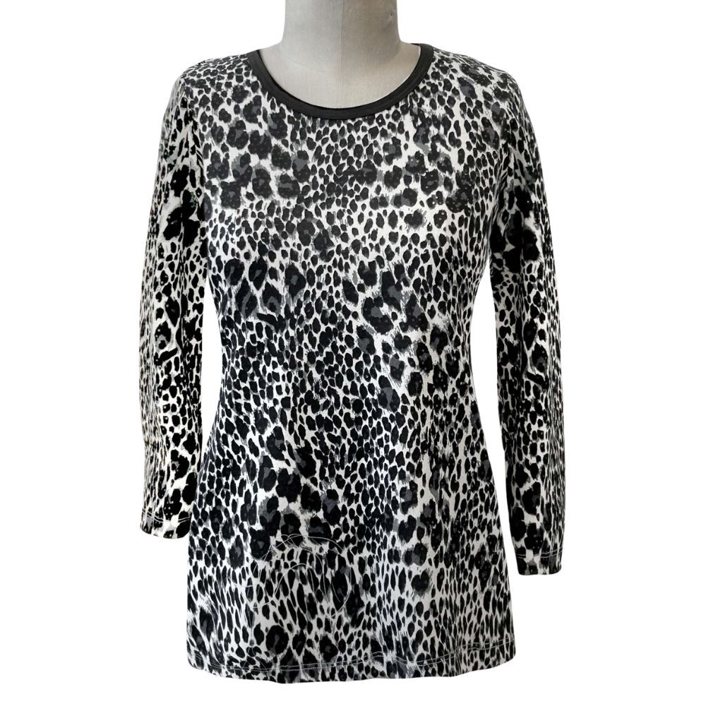 Chandail adapté style à imprimé léopard gris et noir avec petits brillants
