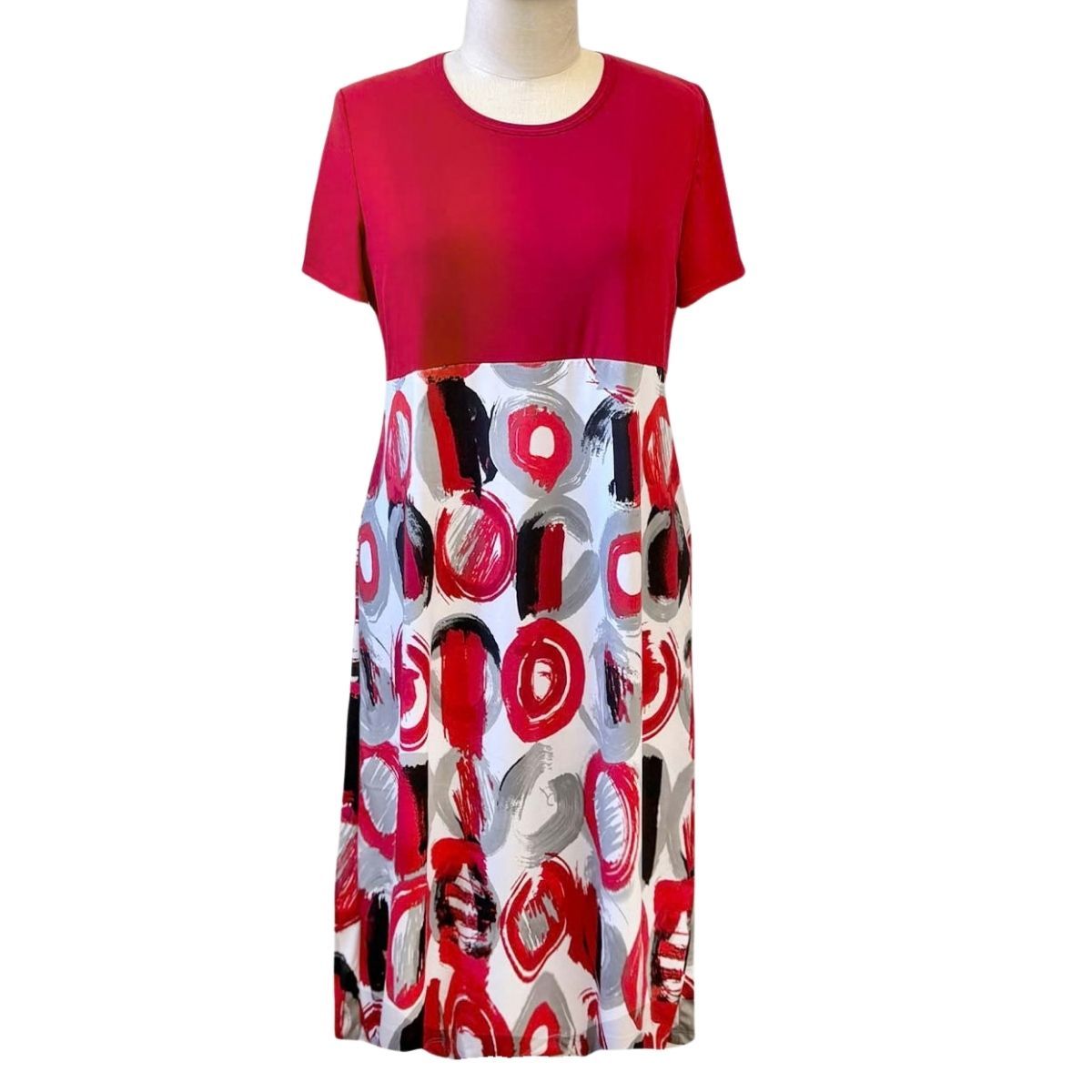 Robe adaptée d'été rouge et imprimé graphique