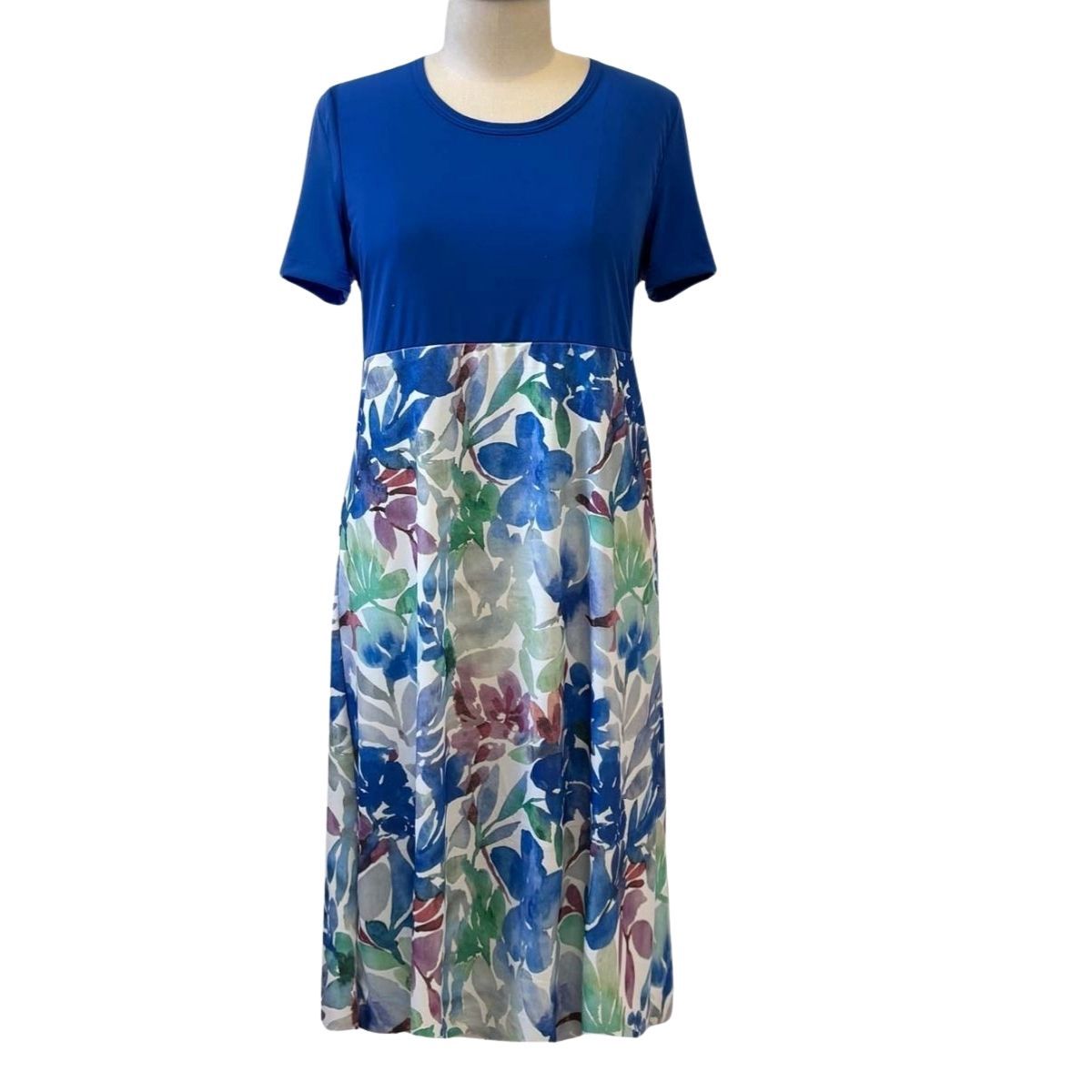 Robe adaptée d'été bleue et imprimé floral