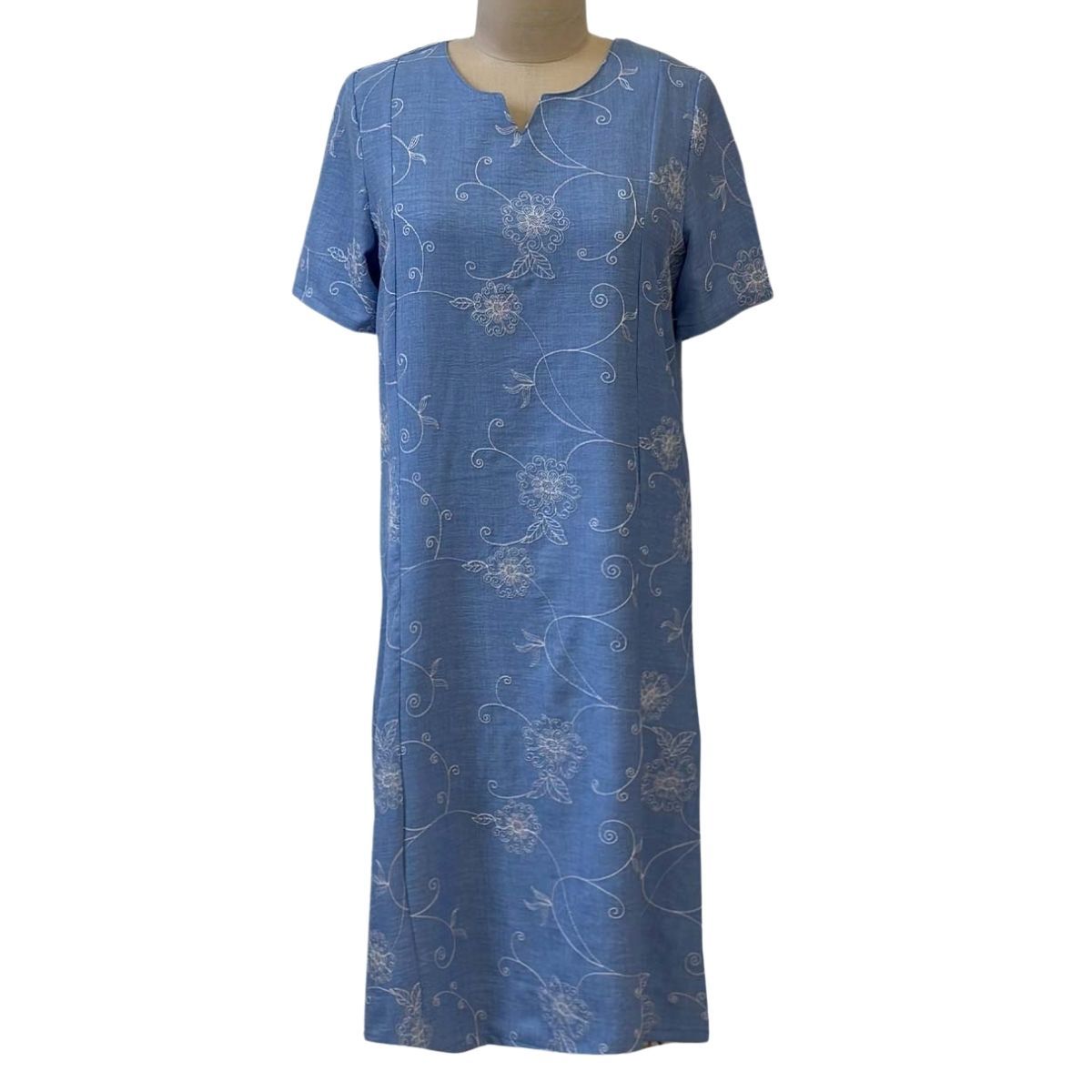 Robe adaptée bleu chambré motifs brodés