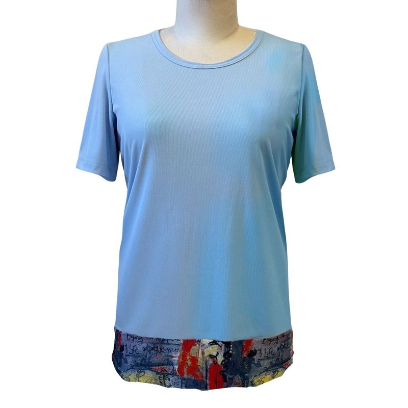 Chandail adapté bleu ciel avec bordure à motif