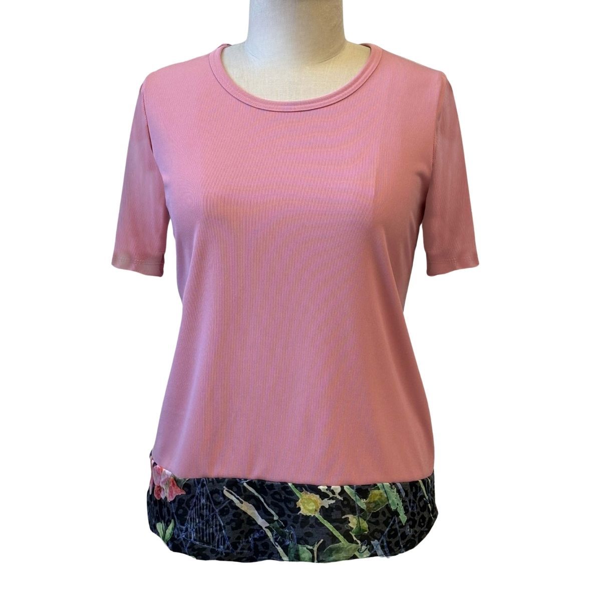 Chandail adapté rose avec bordure à motif