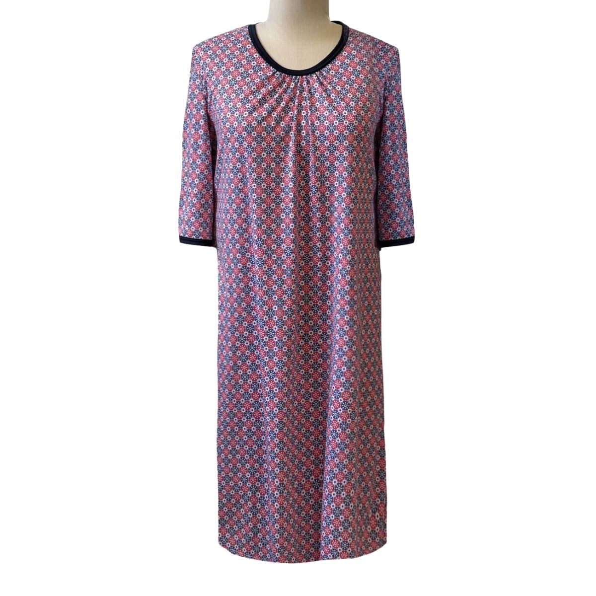 Robe de nuit adaptée en tricot doux marine et rouge