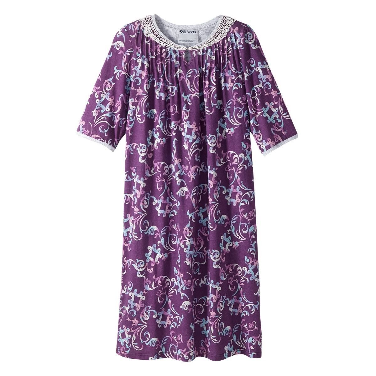 Robe de nuit adaptée prune avec encolure en dentelle