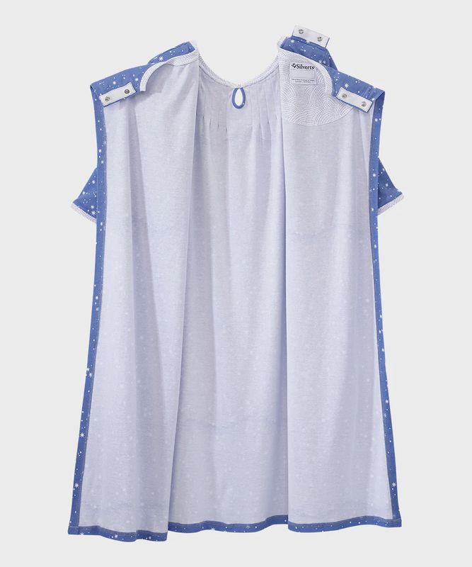 Robe de nuit adaptée bleue avec encolure en dentelle