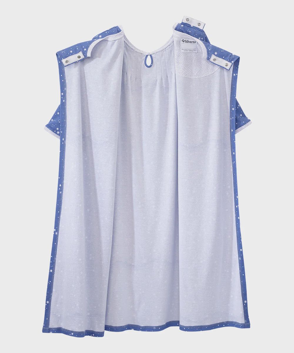 Robe de nuit adaptée bleue avec encolure en dentelle