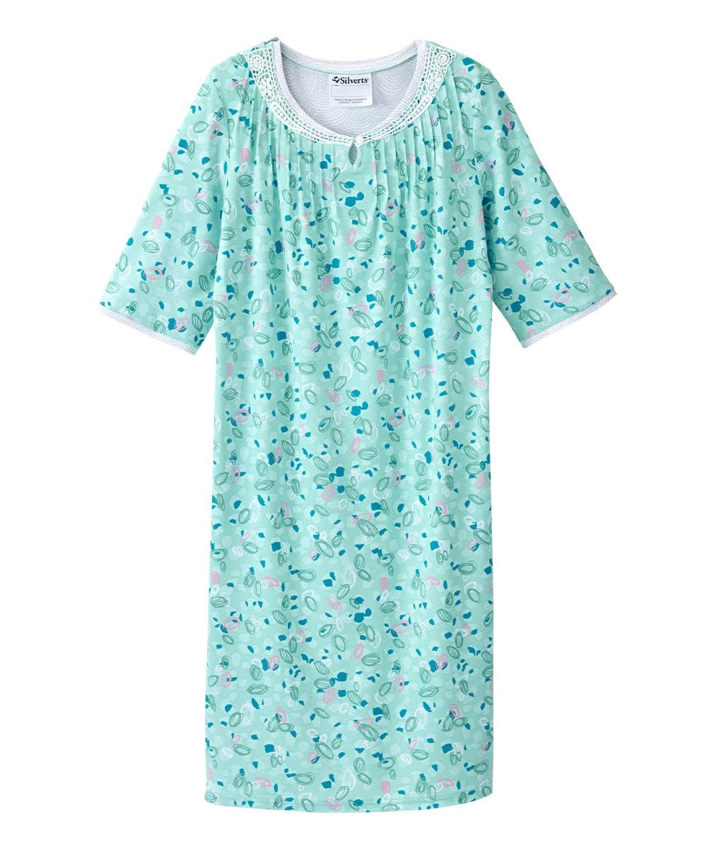 Robe de nuit adaptée vert pâle avec encolure en dentelle