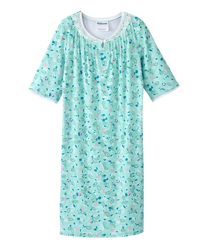 Robe de nuit adaptée vert pâle avec encolure en dentelle