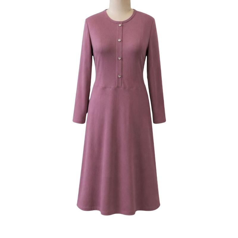 Robe adaptée manches longues rose avec boutons décoratifs