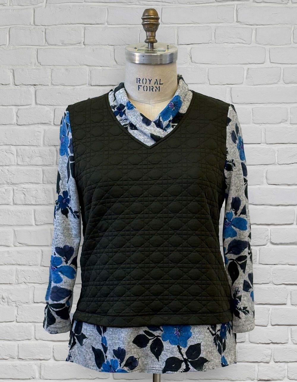 LIQUIDATION: Chandail adapté gris et bleu avec faux débardeur kaki