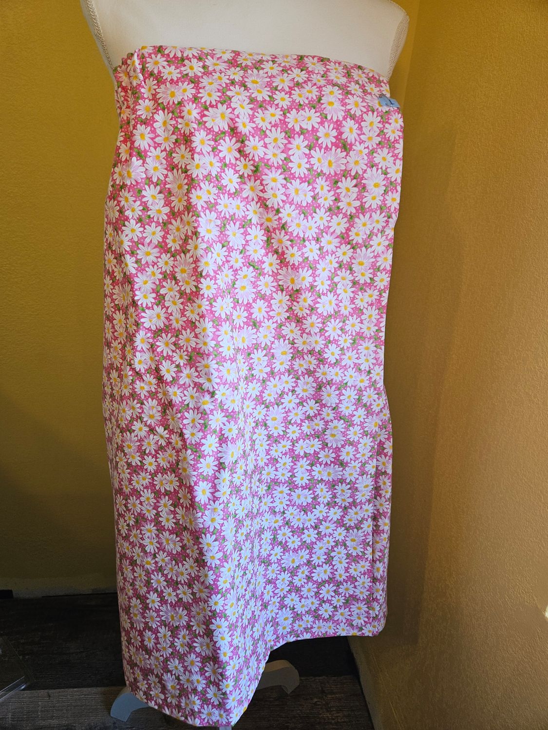 Large - Bright Pink &amp; White Daisy Bath Wrap