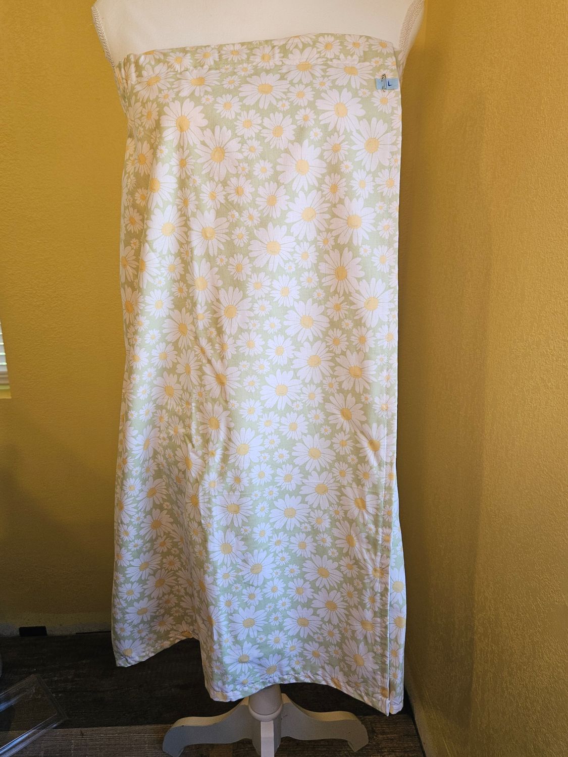 Large - Light Green &amp; White Daisy Bath Wrap