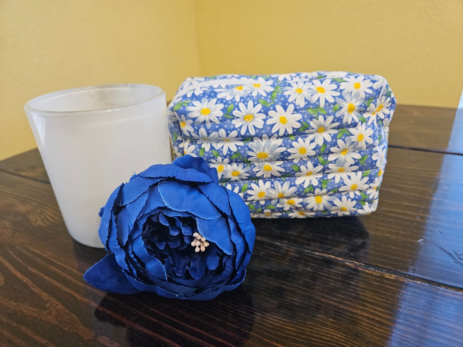 White Daisy Blue BG Small Makeup Bag