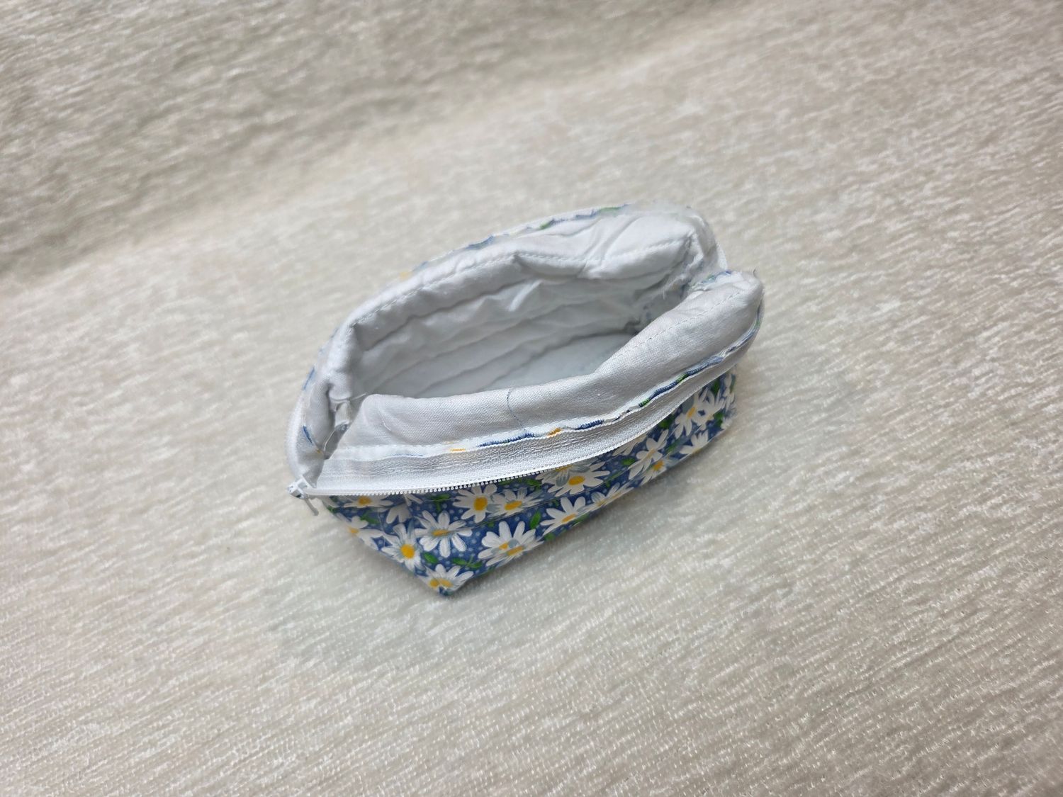 White Daisy Blue BG Small Makeup Bag