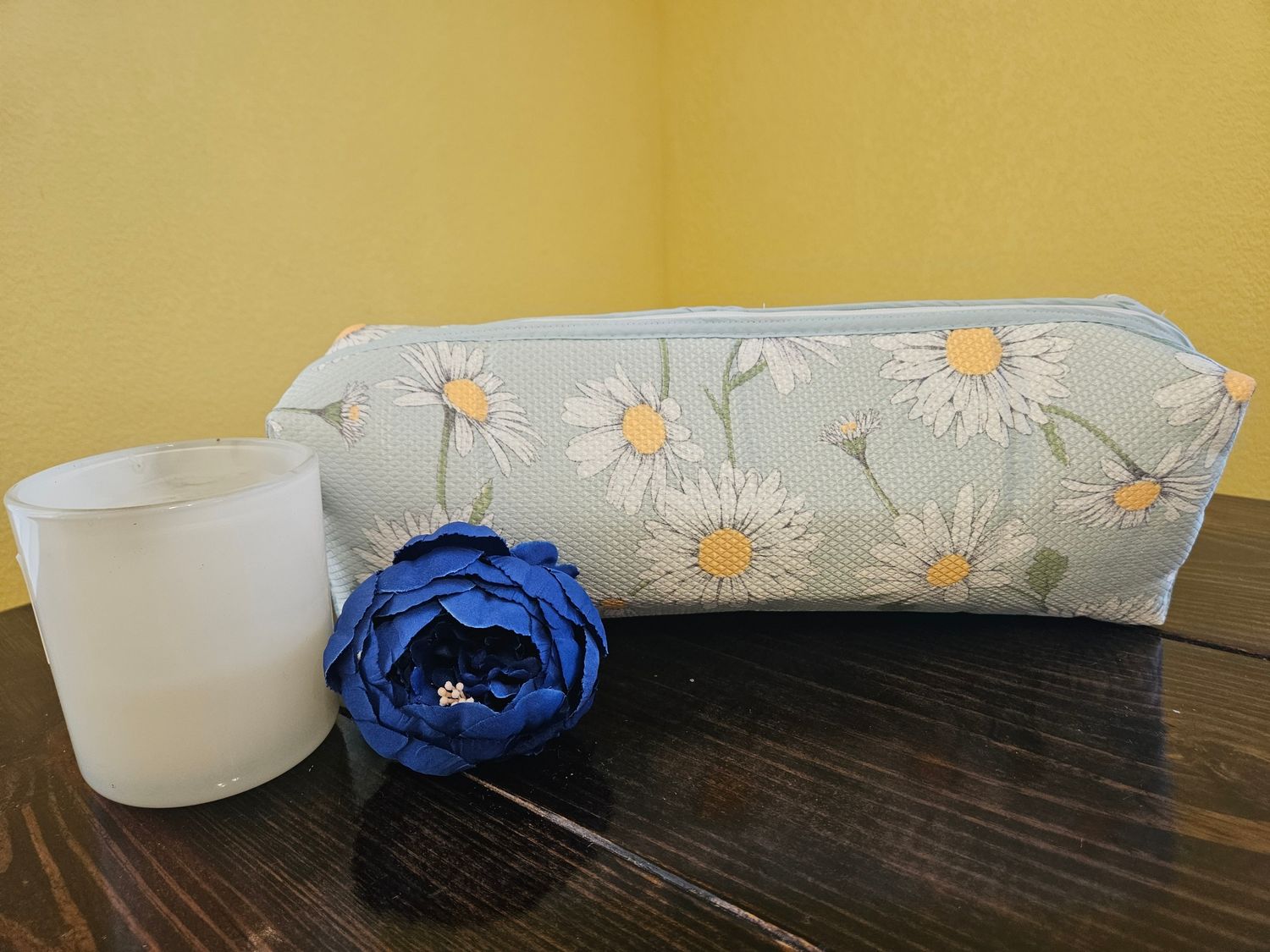 White Daisy &amp; Blue BG Long Makeup Bag