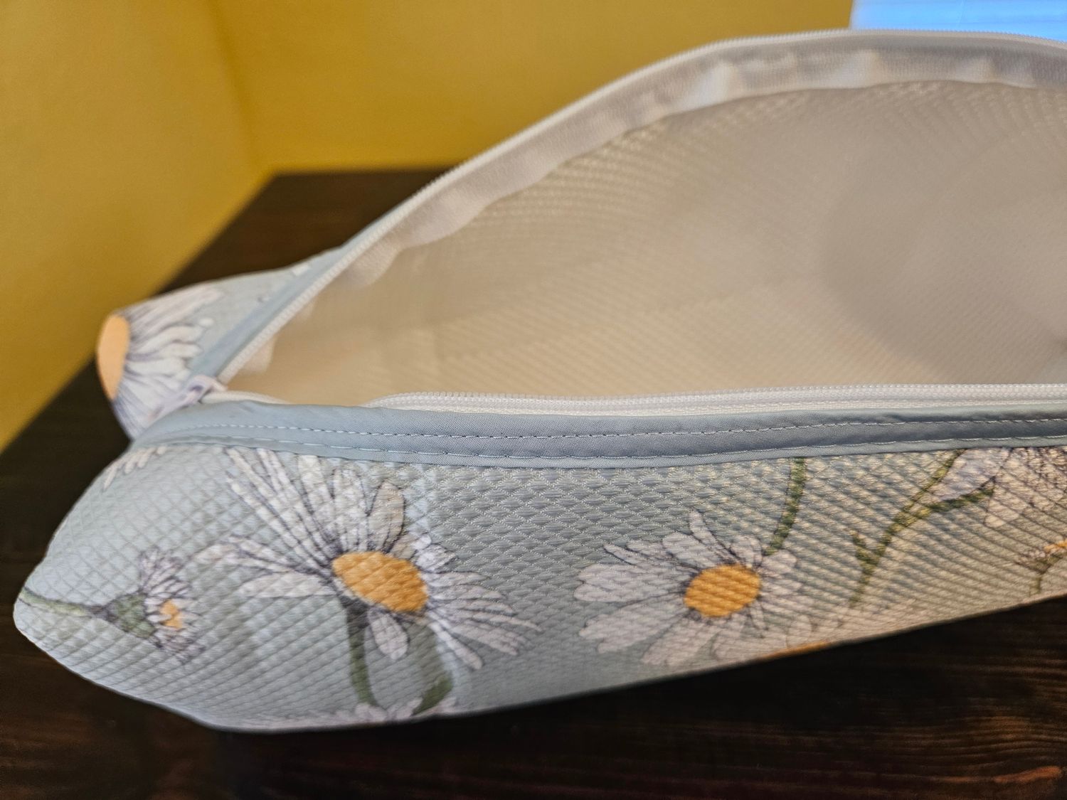 White Daisy &amp; Blue BG Long Makeup Bag