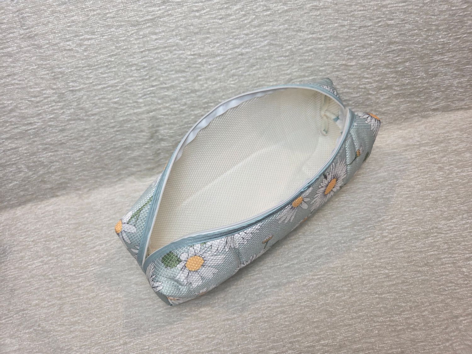 White Daisy &amp; Blue BG Long Makeup Bag