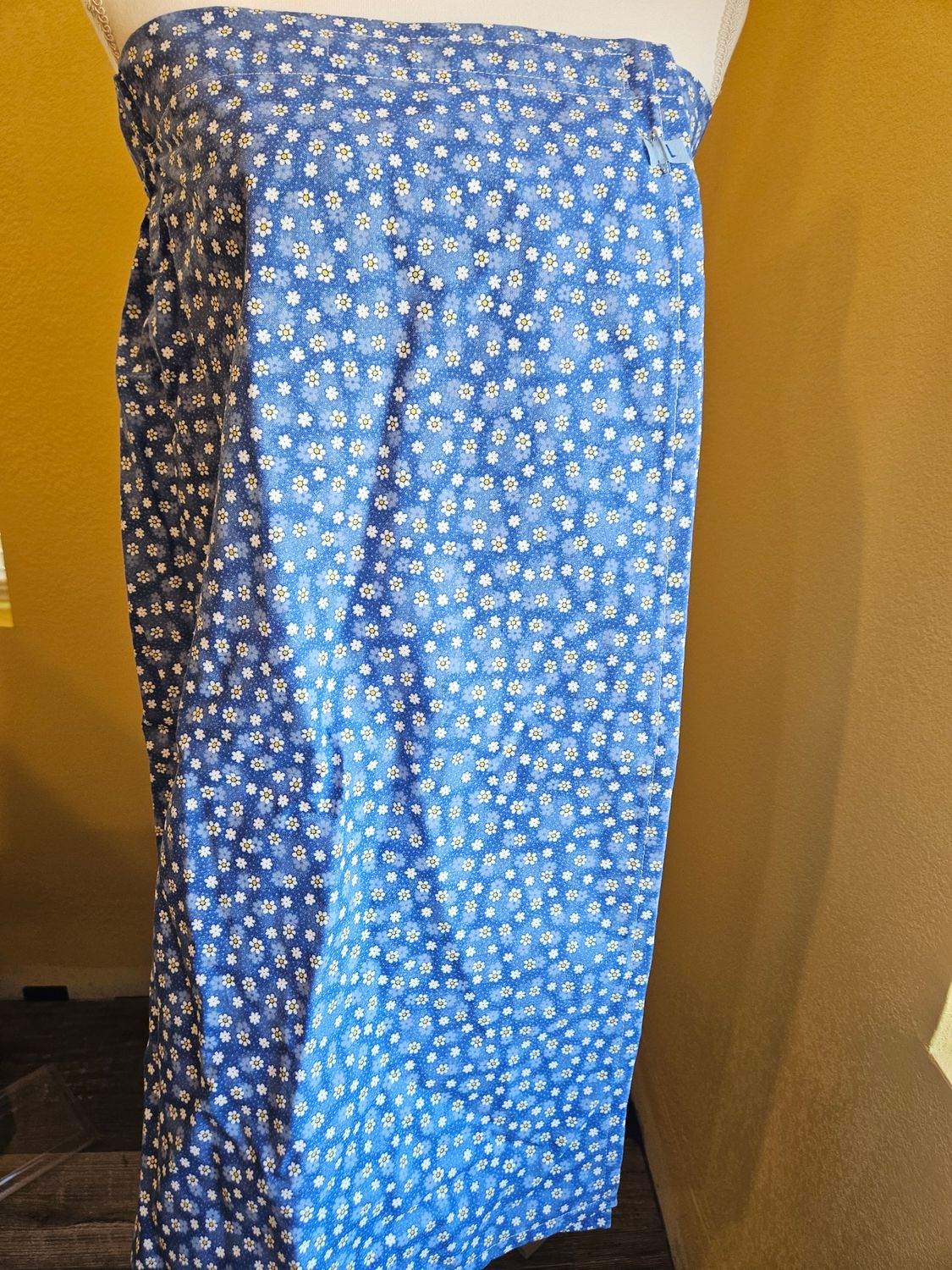 Large - White &amp; Blue BG Floral Bath Wrap