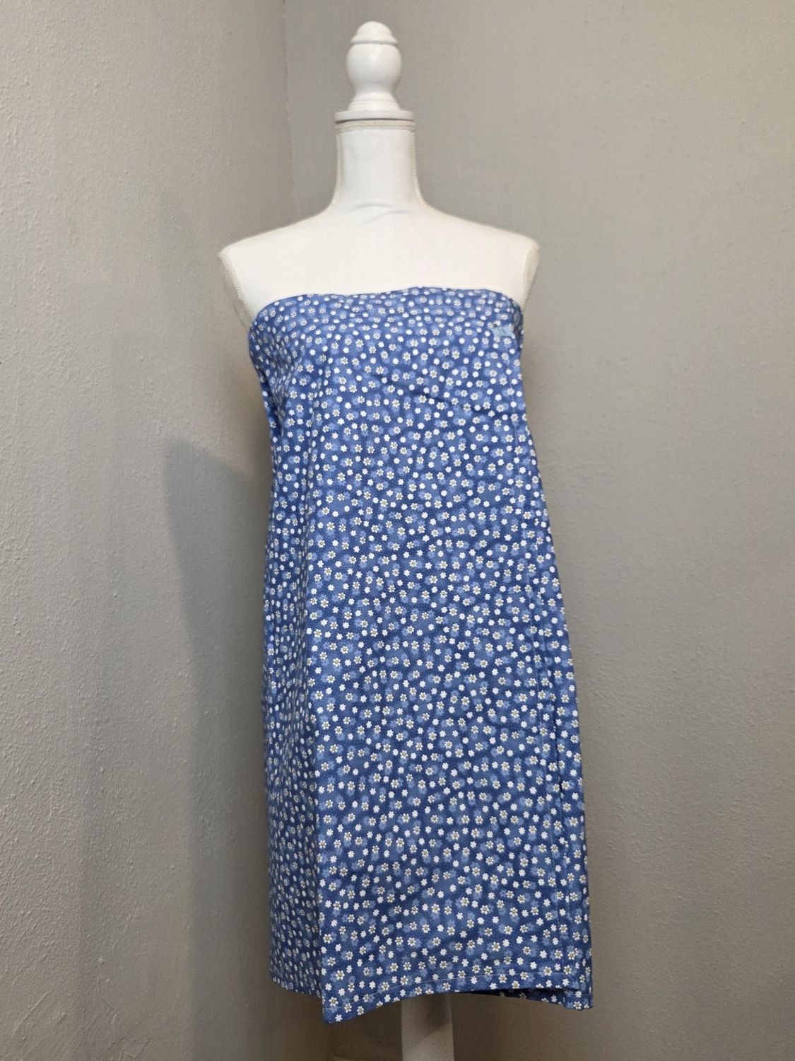 Large - White &amp; Blue BG Floral Bath Wrap