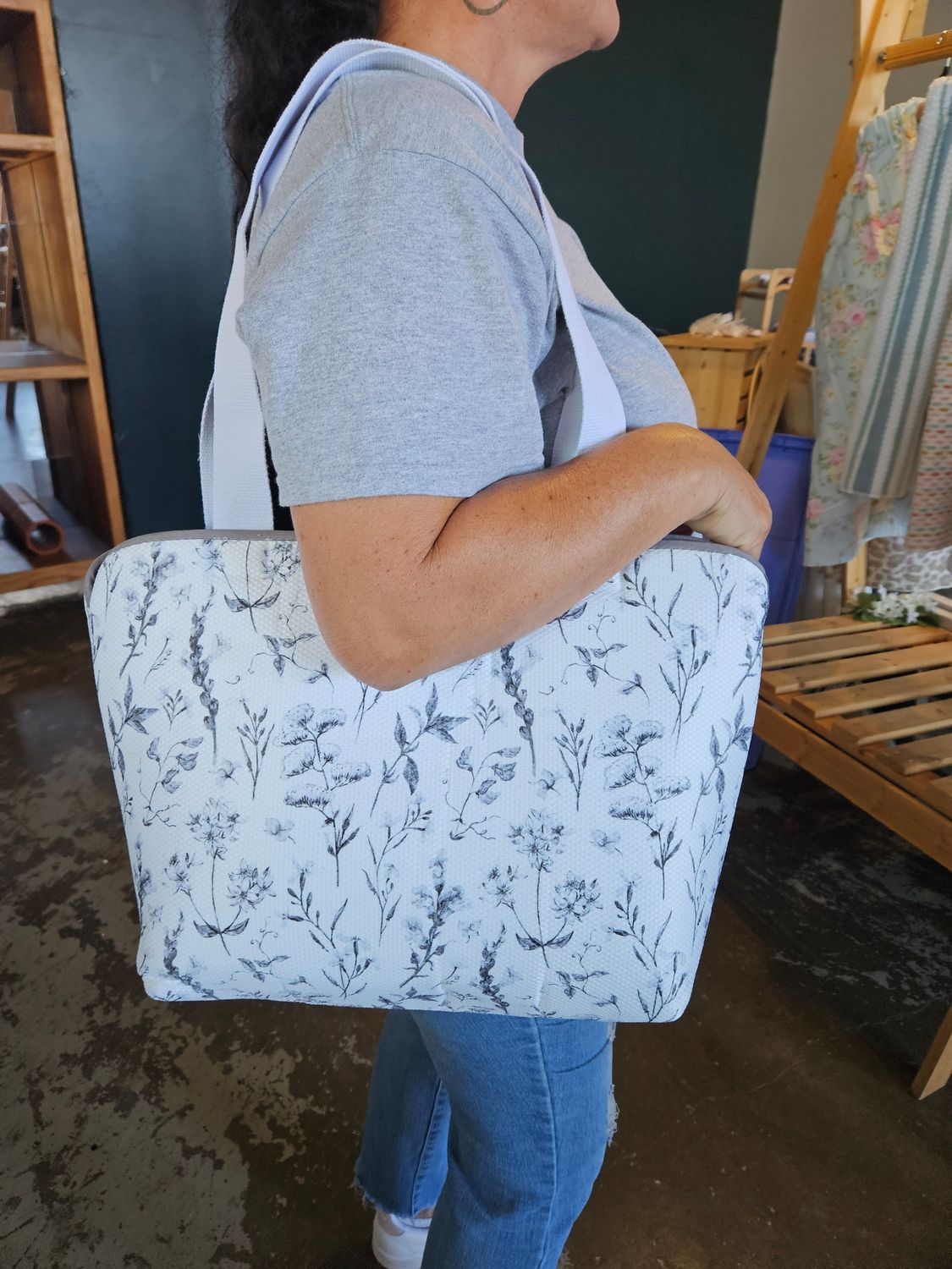 Totes - Large - White bg Floral