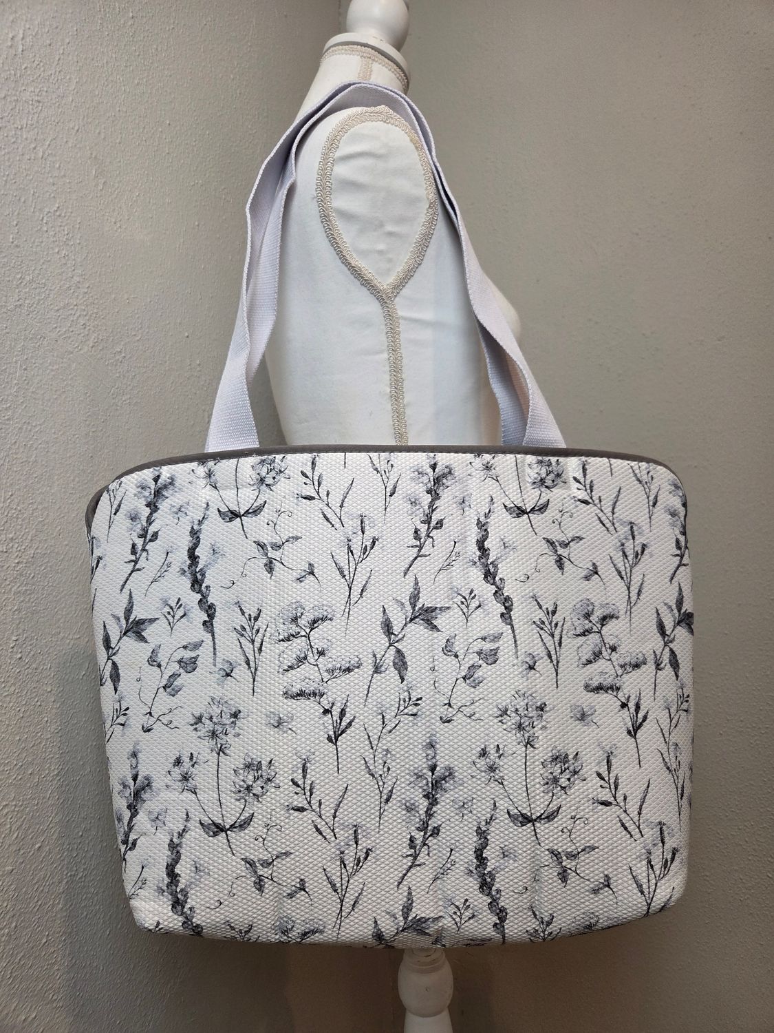 Totes - Large - White bg Floral