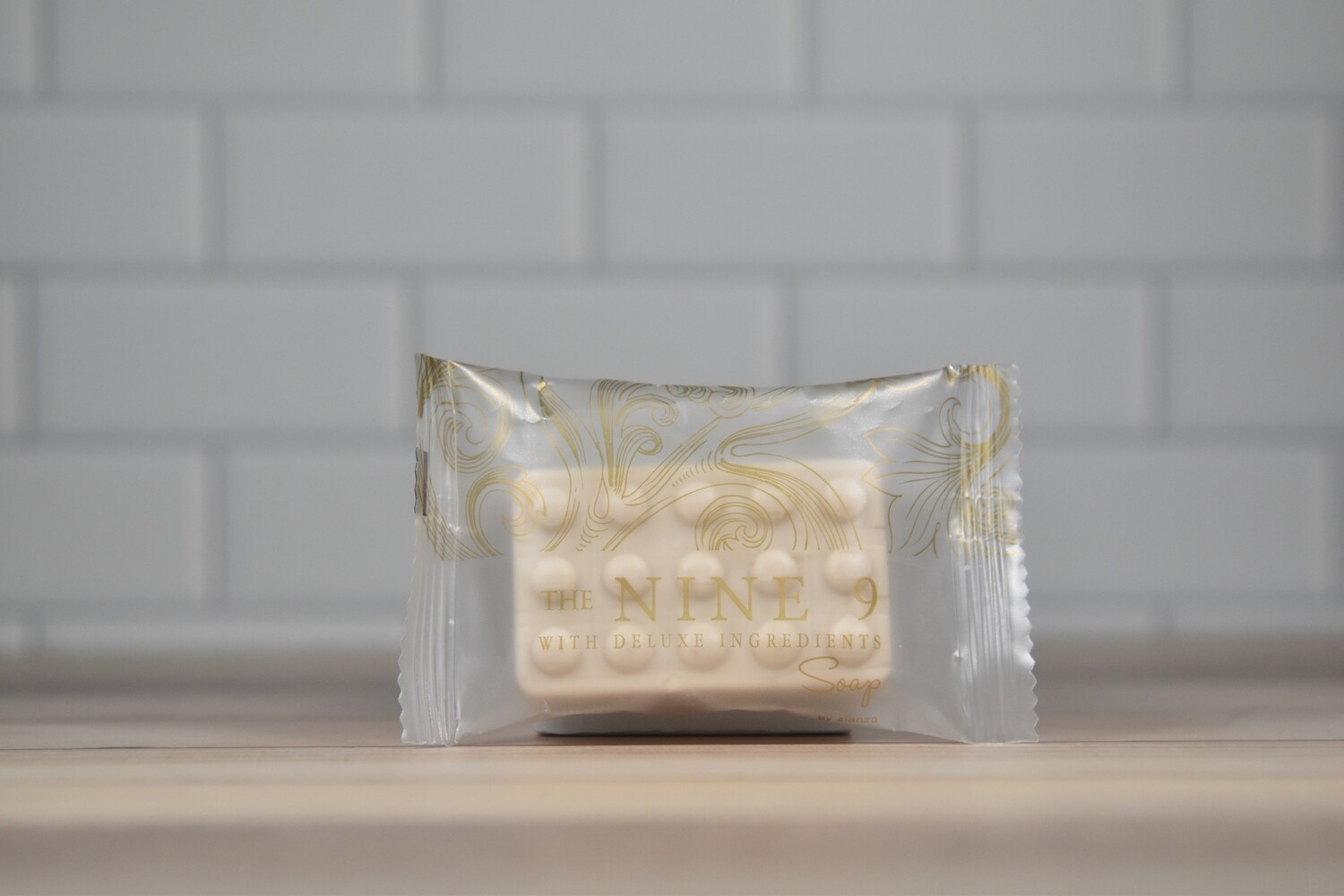 1 caja con 300 piezas de Jabon masaje de 30 grs. Con avena