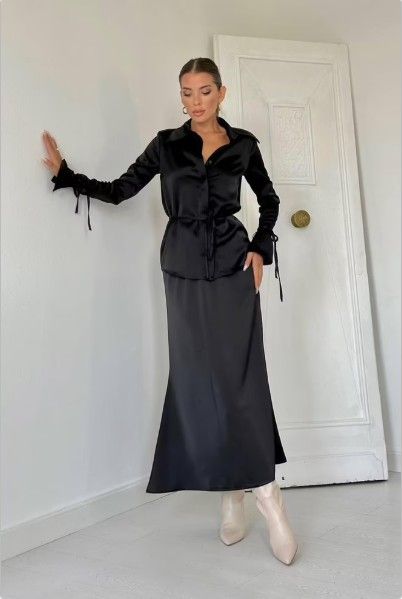 Elegant Black Sheath Dress with Split 3/4 Sleeves