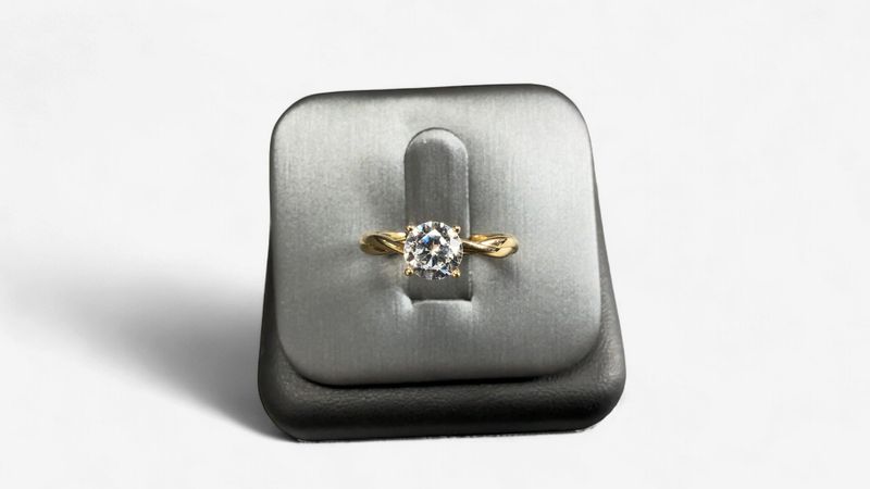 14yg Plain Twist Mount for Round Stone (stone not included)