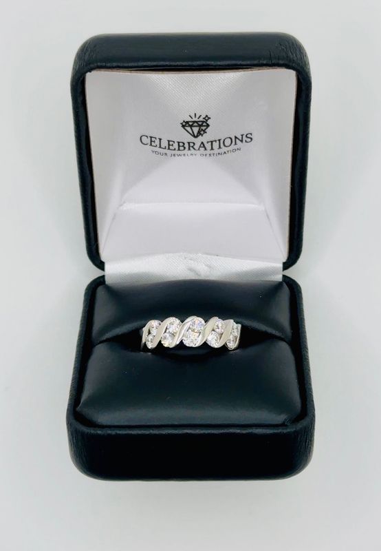 Pre-Loved 14k White Gold Leo 10 stone Diamond Band 1.02 E-F SI1-SI2