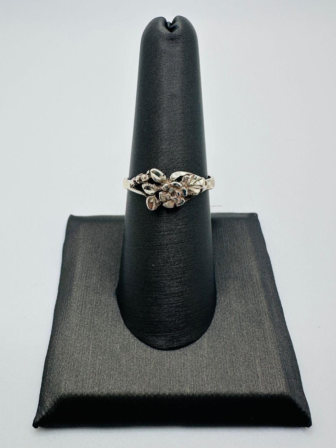 Sterling Silver Previously Loved Fancy Flower Style Ring- Size 8