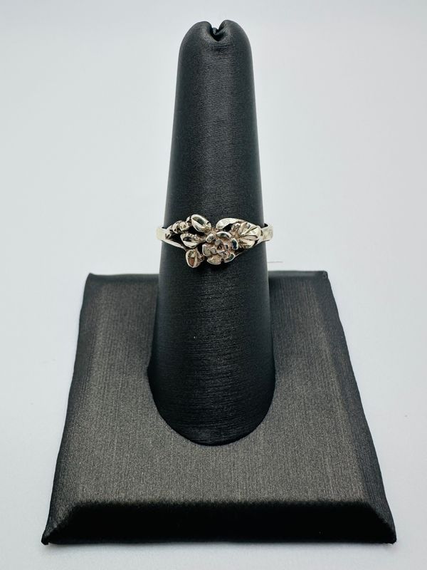 Sterling Silver Previously Loved Fancy Flower Style Ring- Size 8