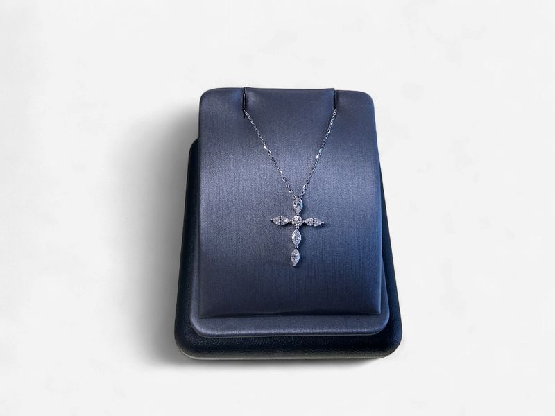 14k white gold 1/2ct Diamond cross pendent 18"