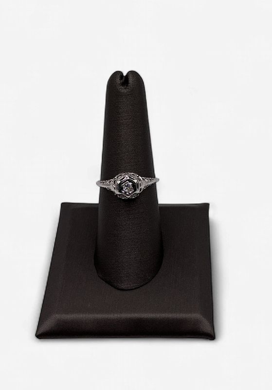Pre-Loved 18k White Gold Ladies Antique Style Diamond Ring