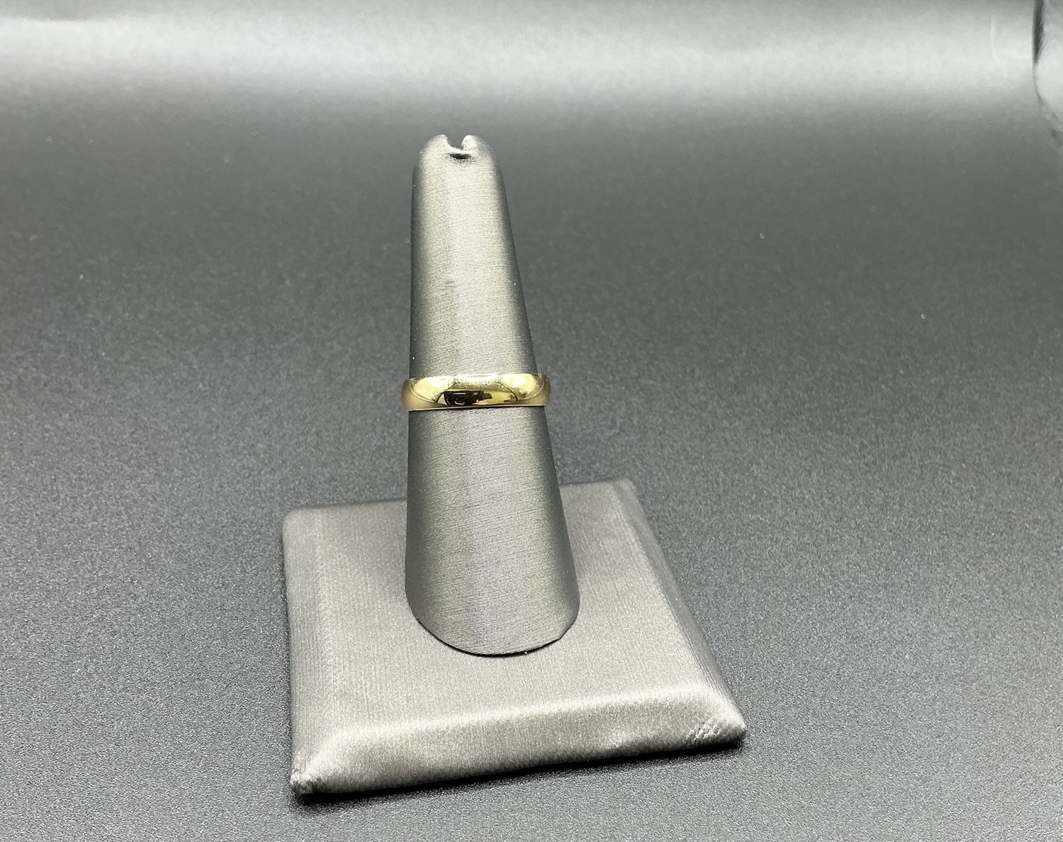 Pre-loved 10k Yellow Gold Plain 4mm Band- Size 7.75