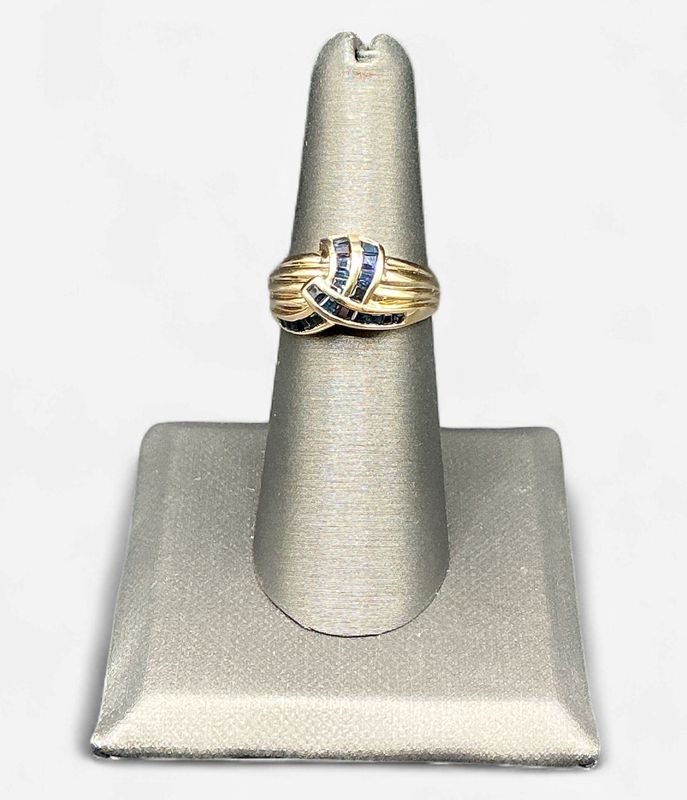 Pre-Loved 14k Yellow Gold Natural Blue Sapphire Ring- Size 6