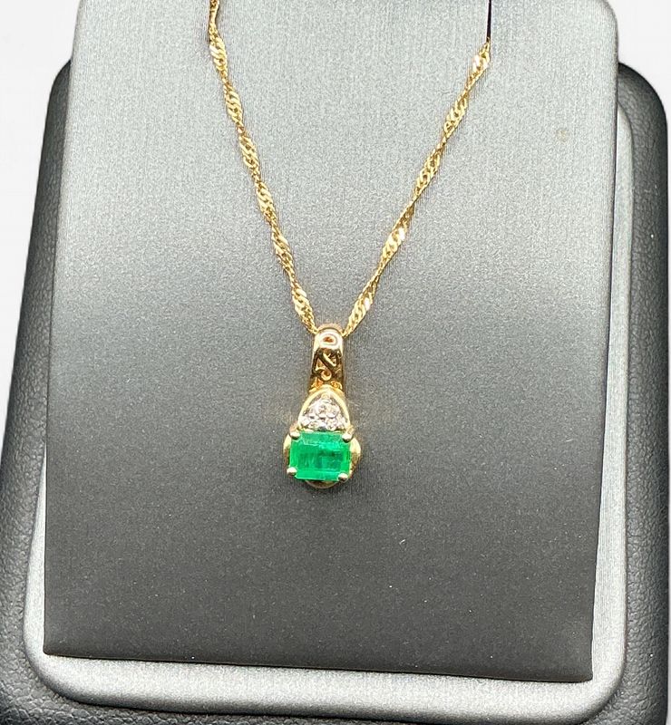 14k Yellow Gold Emerald Cut Natural Emerald Pendent with Small Stones