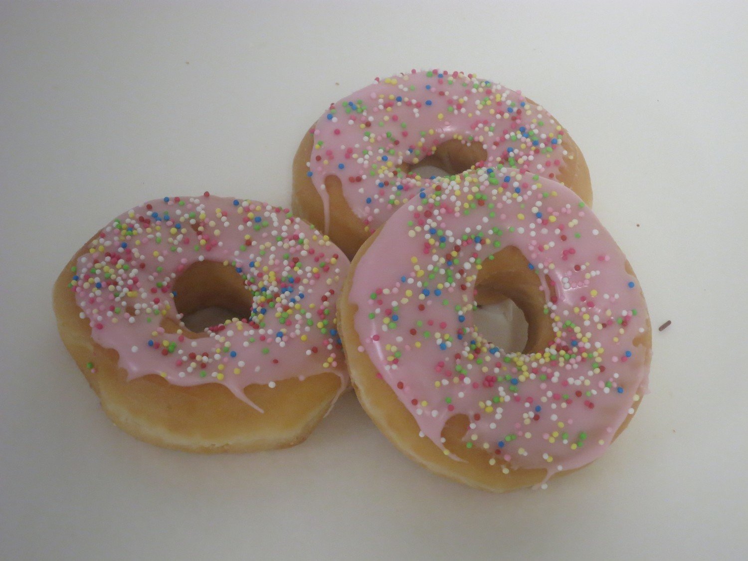 Donuts met rose glazuur en discobolletjes