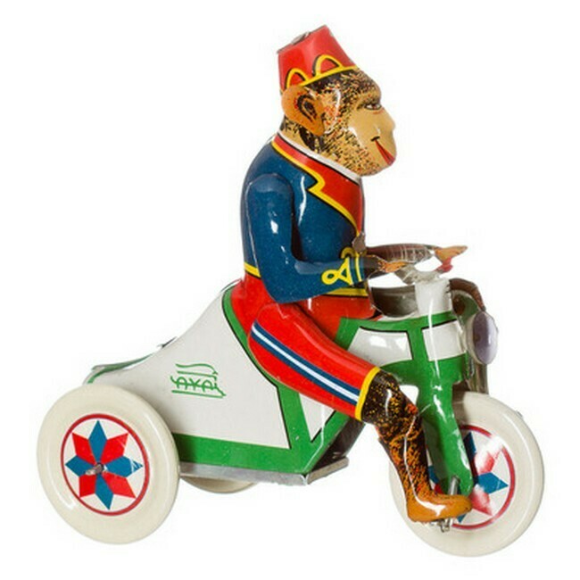 Aap op een driewieler