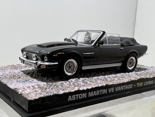 James Bond - Aston Martin V8 Vantage Cabrio