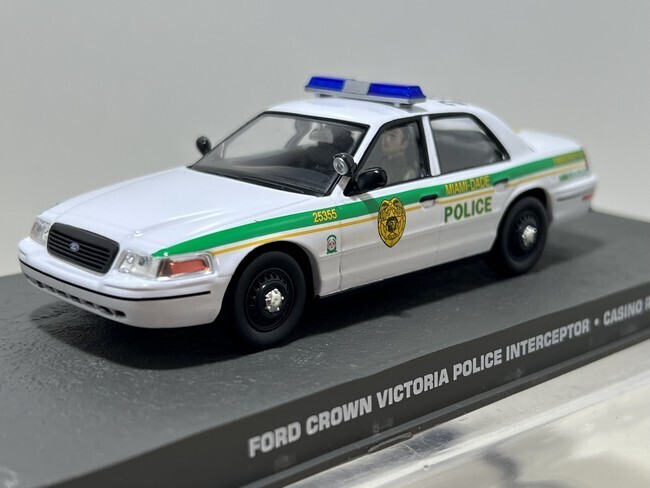 James Bond - Ford Crown Victoria
