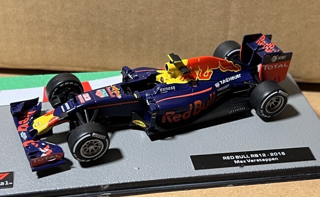 Red Bull RB12 - Max Verstappen