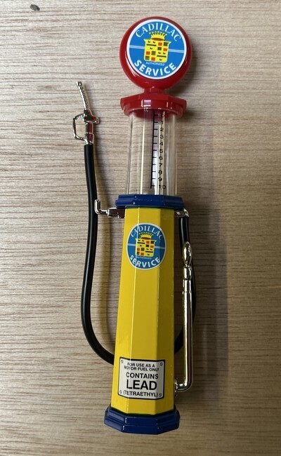 Benzinepomp met kijkglas Cadillac