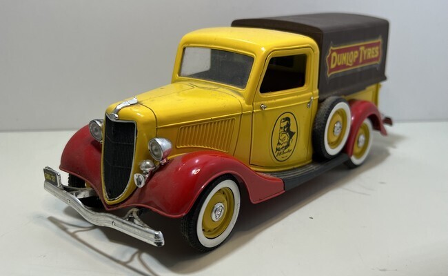 Ford V8  &quot;Dunlop Tyres&quot;