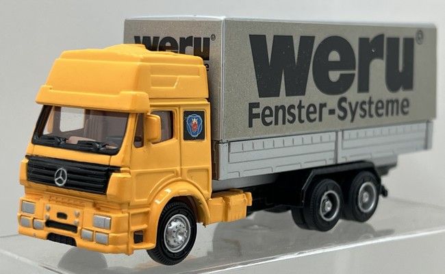 Mercedes vrachtwagen met aanhangwagen